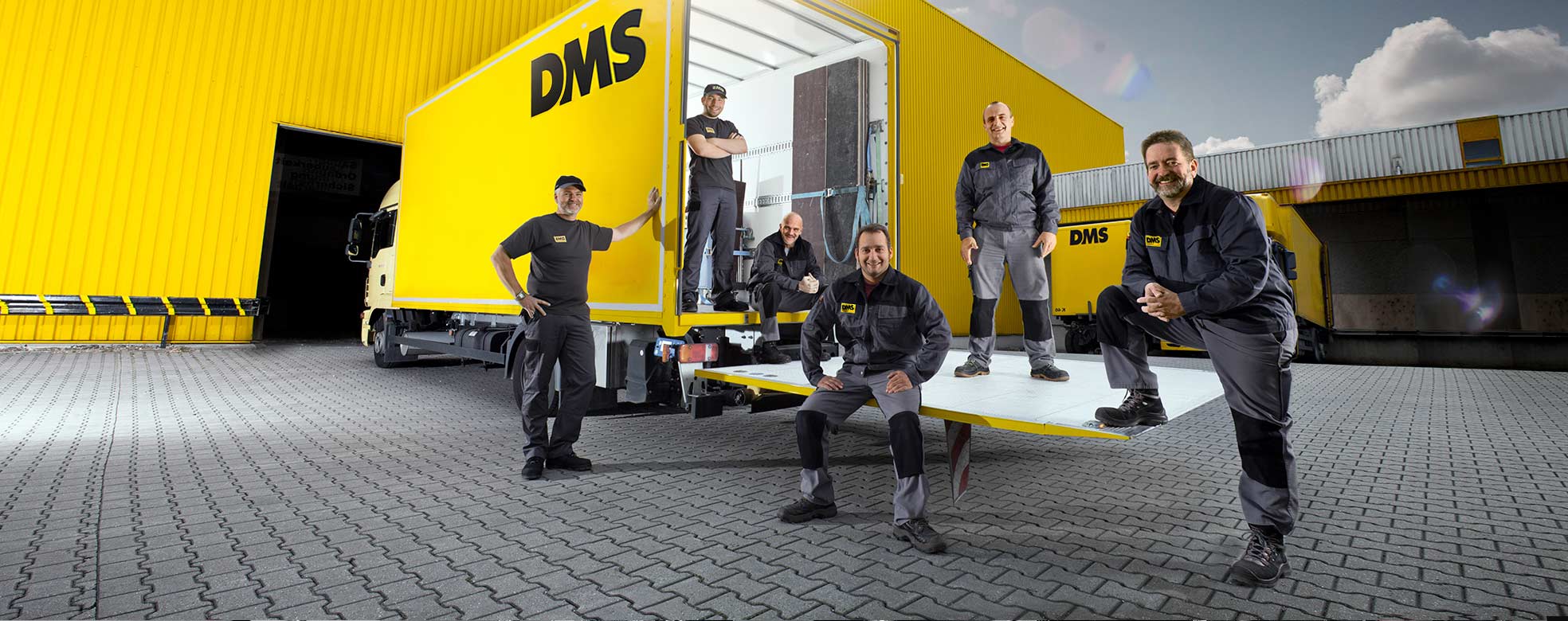 Gruppe Mitarbeiter auf Umzugs-LKW