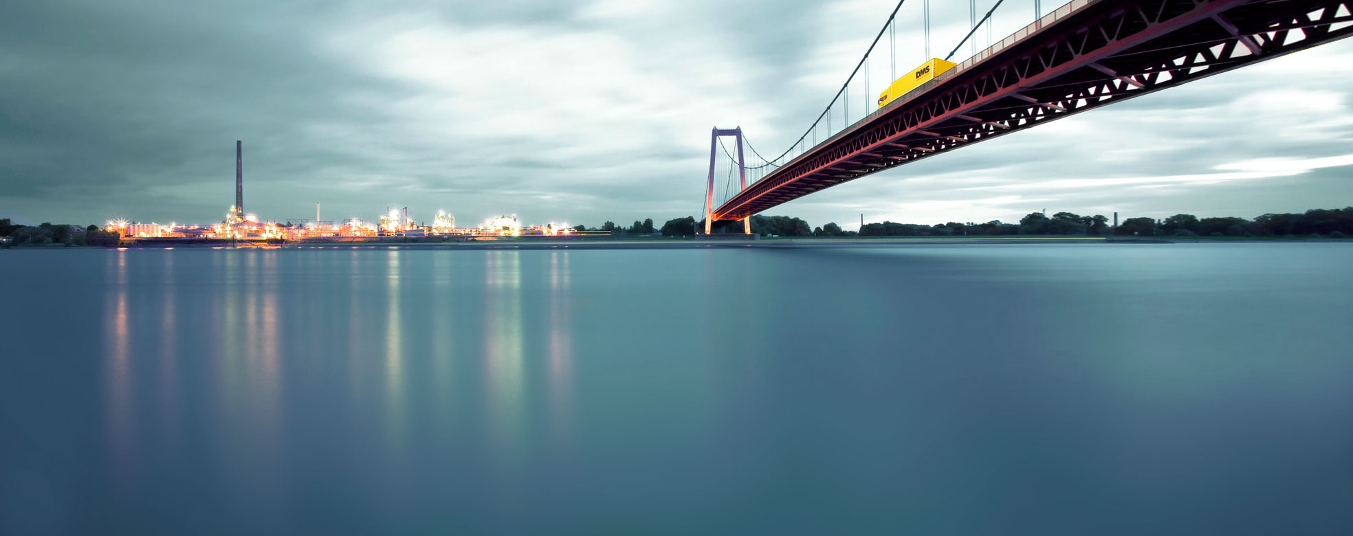 LKW fährt auf Brücke
