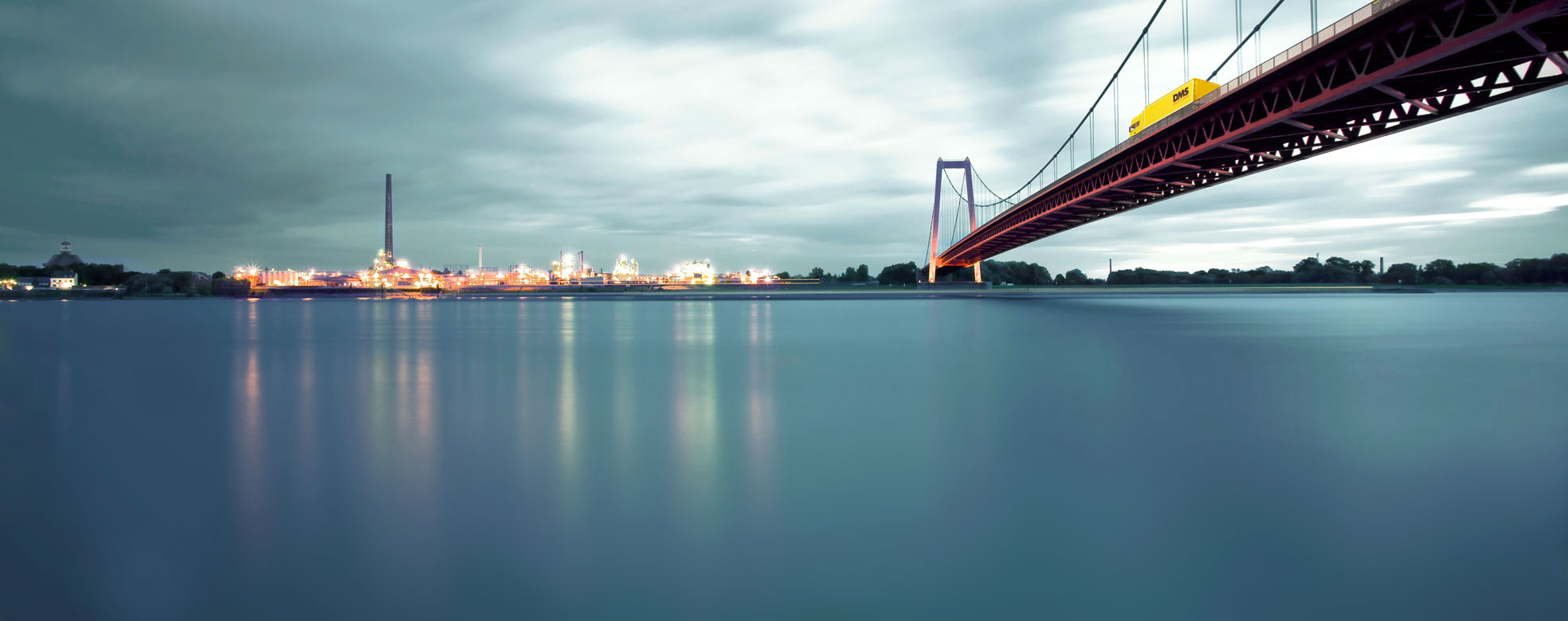 LKW überquert Brücke