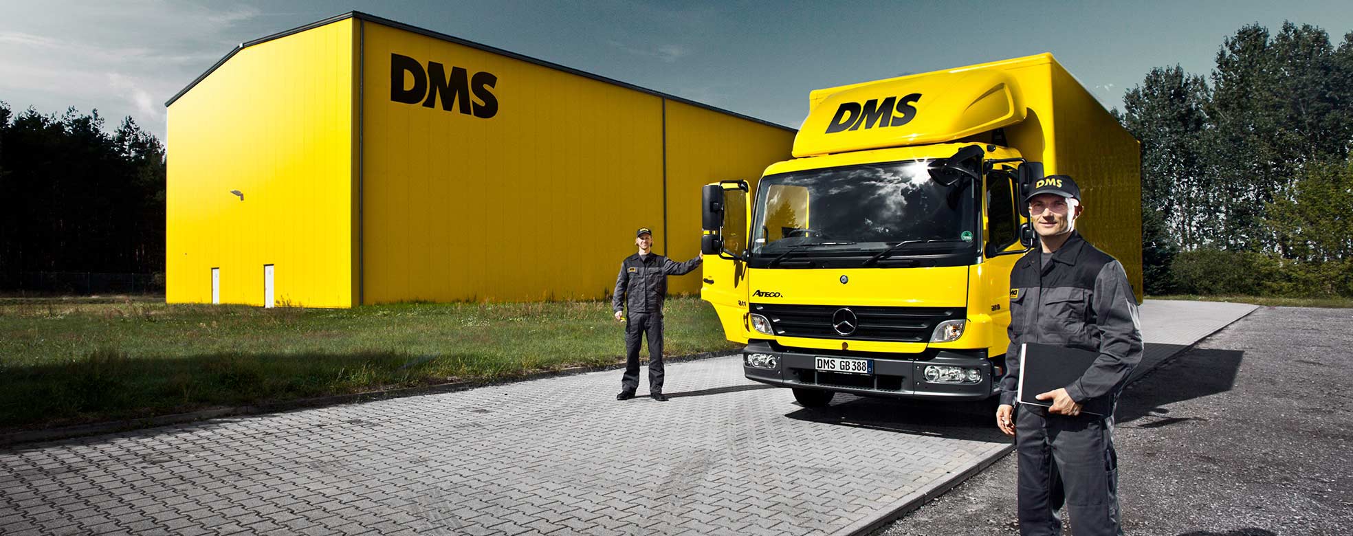 Möbeltransporter vor Lagerhalle